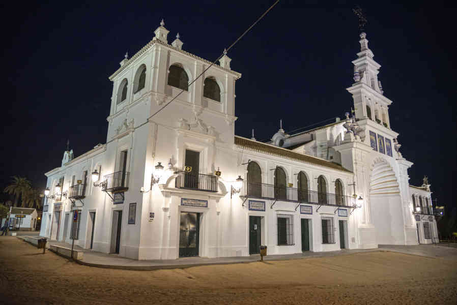 Huelva - El Rocío 18 - santuario de Nuestra Señora del Rocío.jpg